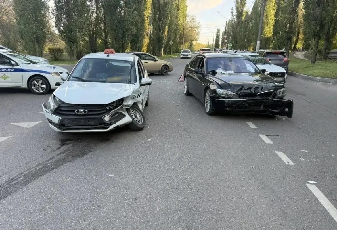 Такси попало в жёсткую аварию с BMW в Воронеже: ранен пассажир