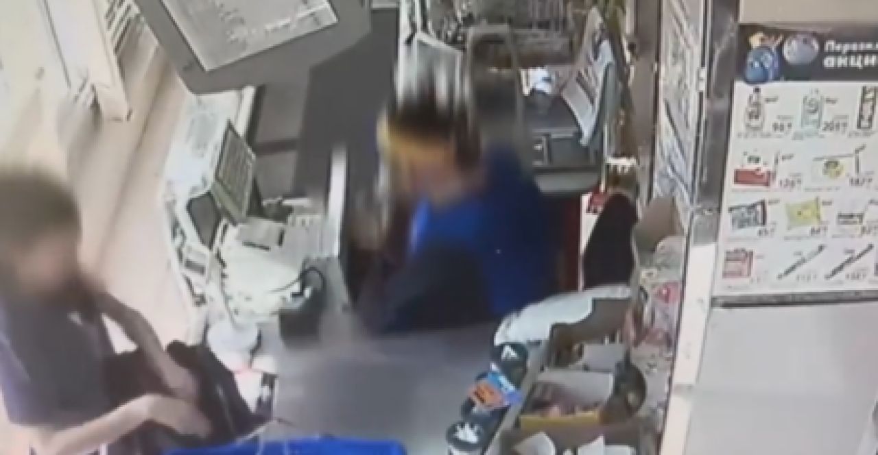Кража денег из кассы работником магазина в Воронеже попала на видео