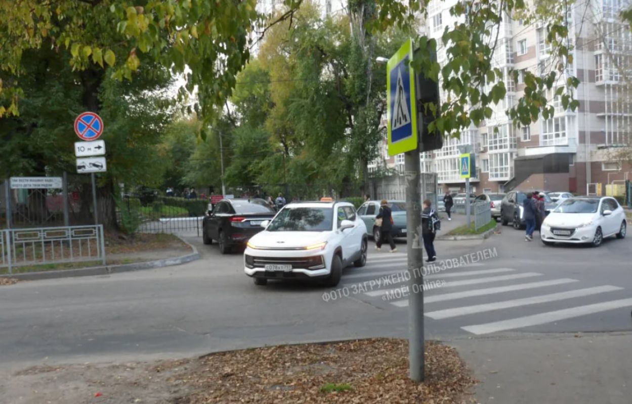 «Паркуются пачками». На&nbsp;автохамов, бросающих машины у&nbsp;школы, пожаловался воронежец