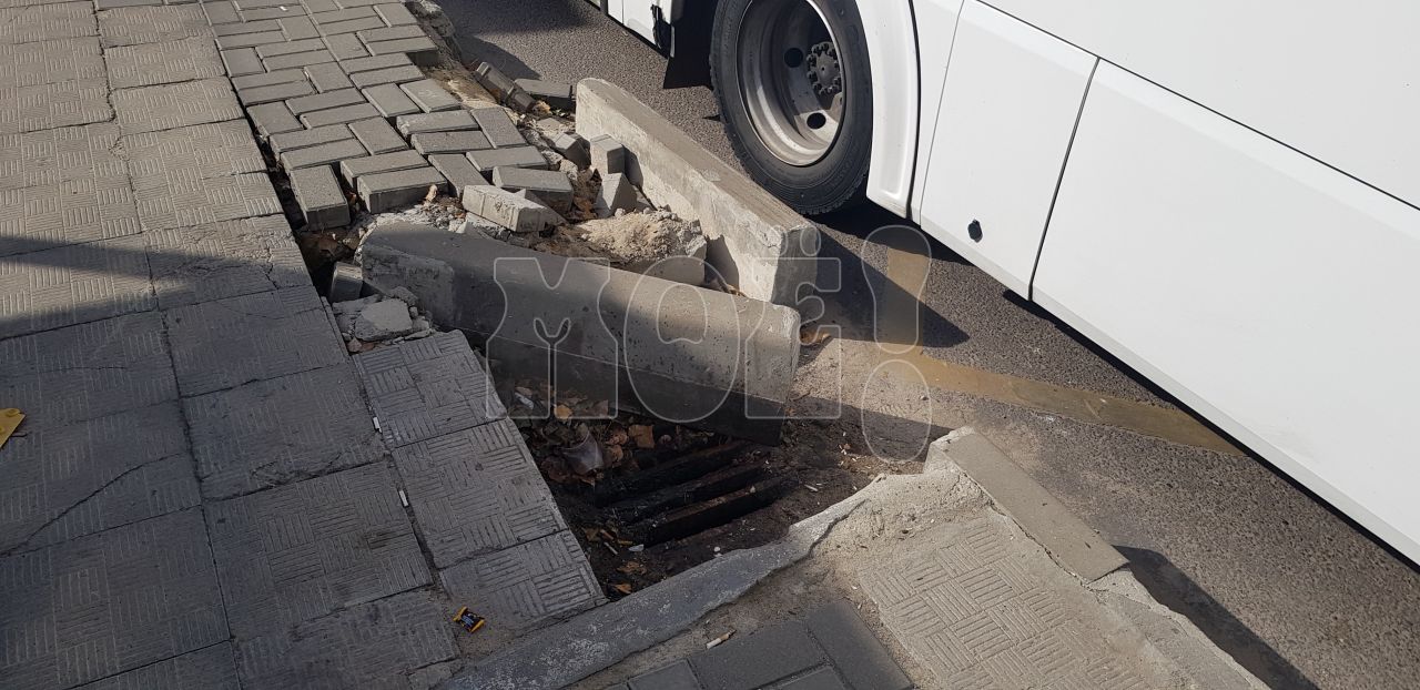 Воронежцы пожаловались на разбитую плитку у автобусной остановки&nbsp;