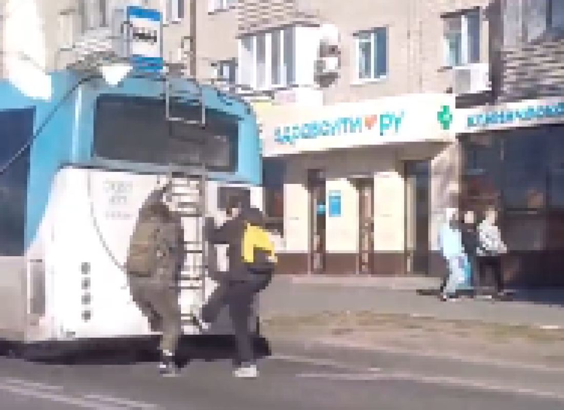 «Залез почти на крышу!» Опасная поездка на воронежском троллейбусе попала на видео&nbsp;