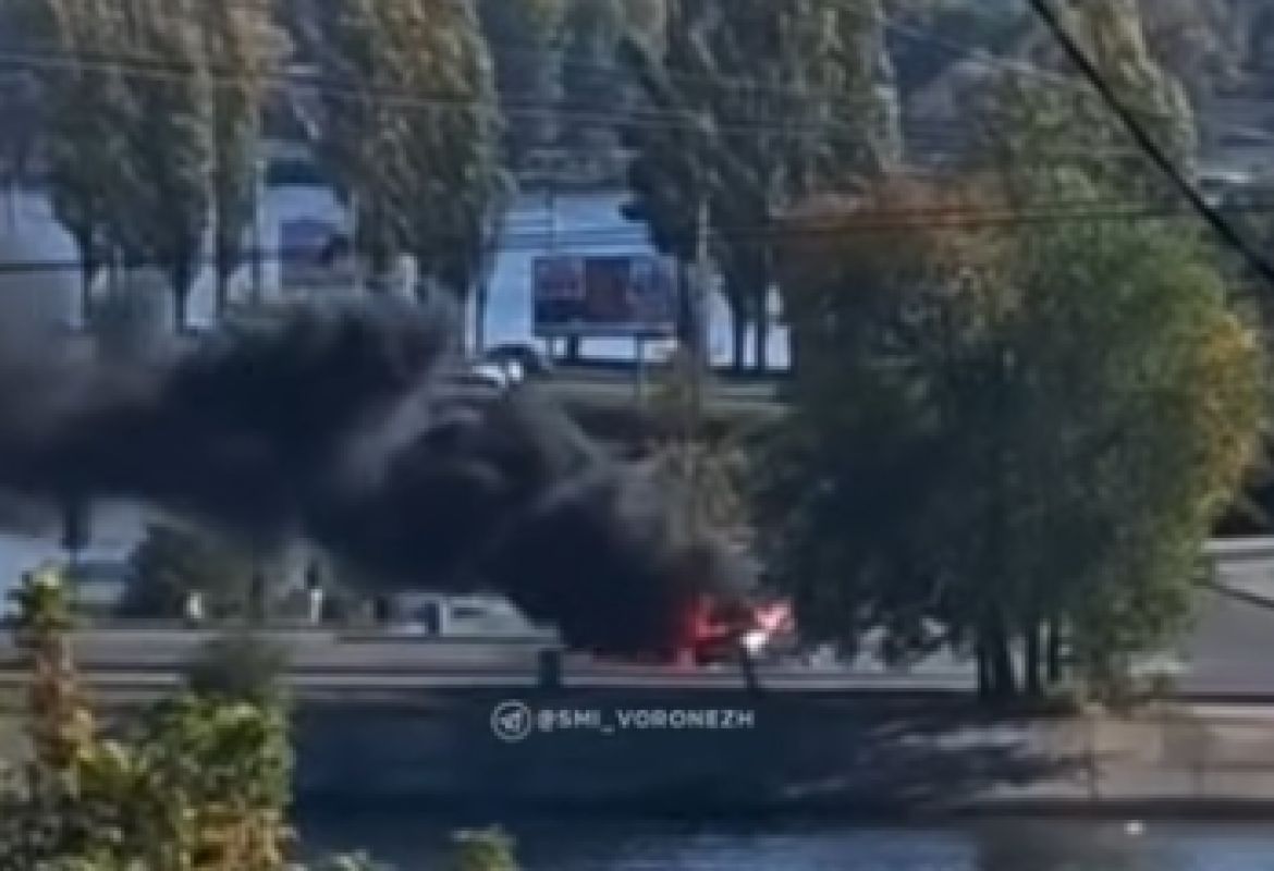 Горящая иномарка на Чернавском мосту в Воронеже попала на видео