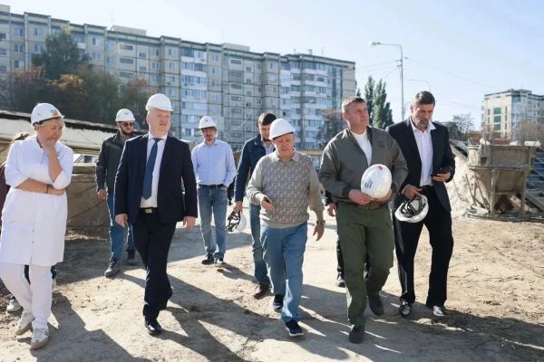 Губернатор Александр Шуваев проверил ход строительства лечебного корпуса городской больницы №2 в Белгороде 