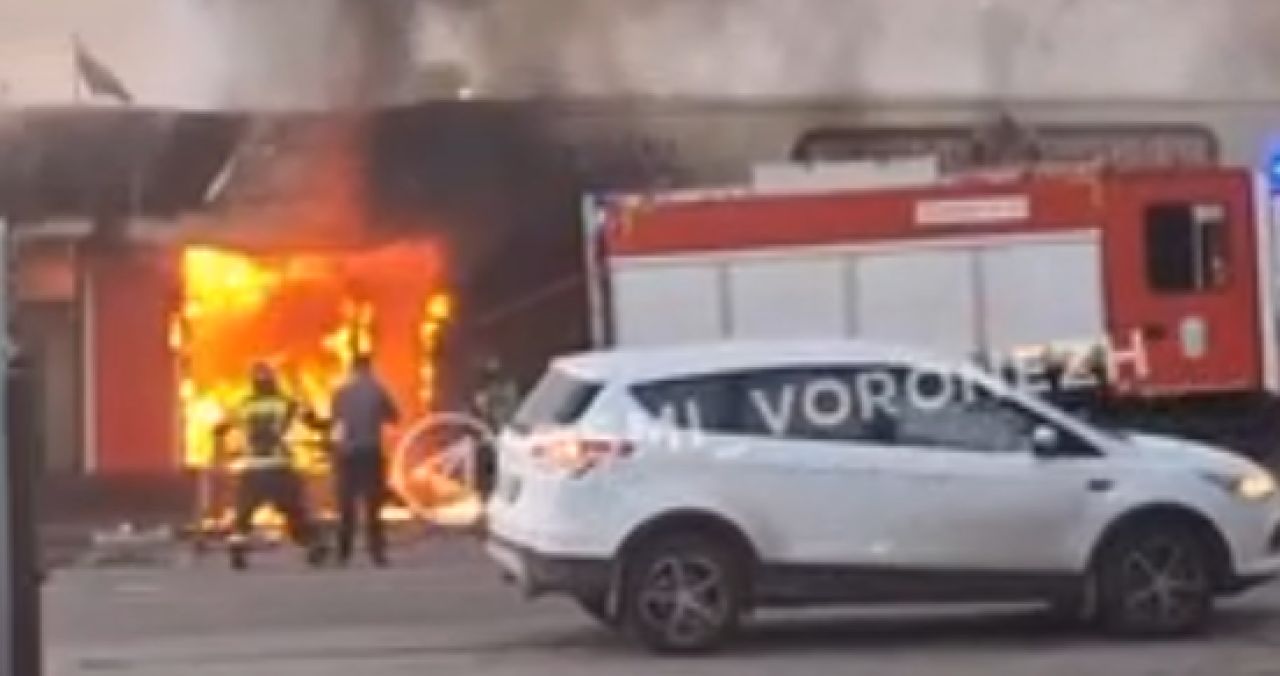 Пылающий ТЦ попал на видео под Воронежем