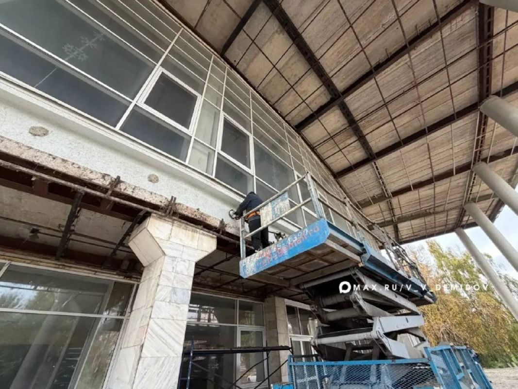 У белгородского Дворца детского творчества обновят крыльцо и витражи