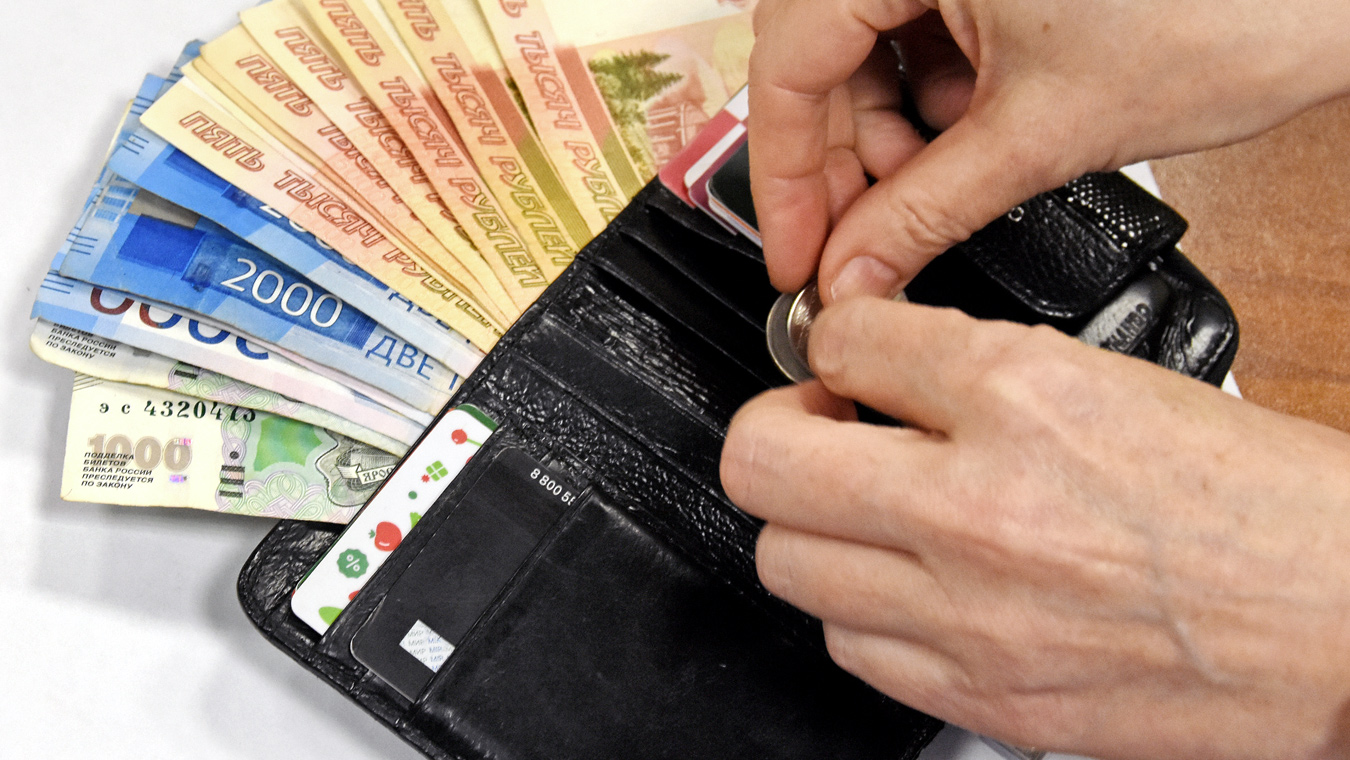 Выяснилось, на каких покупках экономят теперь россияне