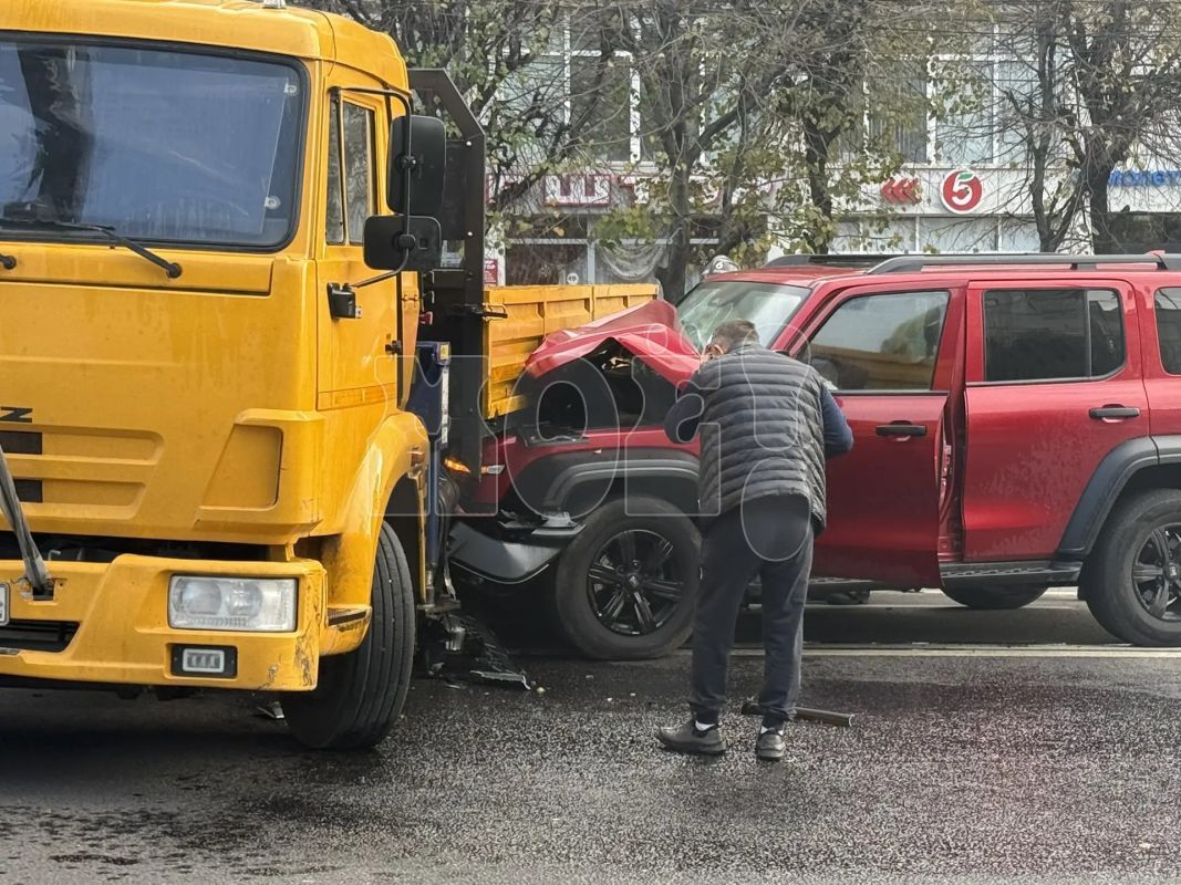 Внедорожник угодил под «КамАЗ» на Московском проспекте в Воронеже