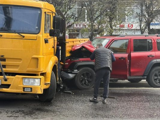 Внедорожник угодил под КамАЗ на Московском проспекте в Воронеже