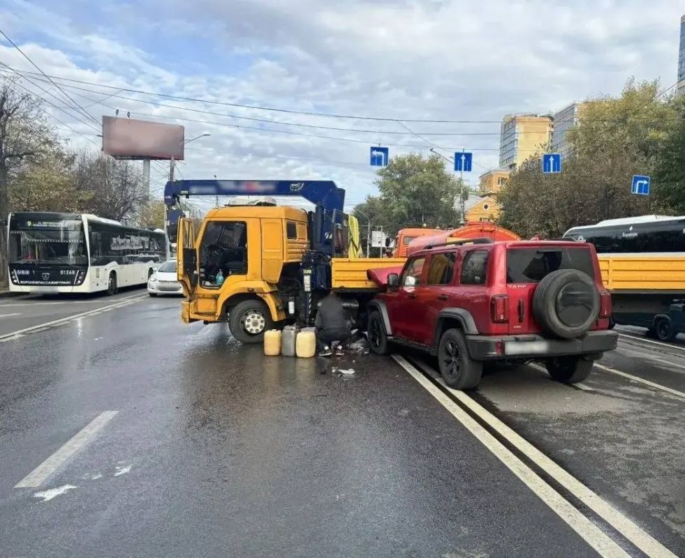 Три человека пострадали в&nbsp;жёсткой аварии с&nbsp;КамАЗом и&nbsp;«Танком» в&nbsp;Воронеже