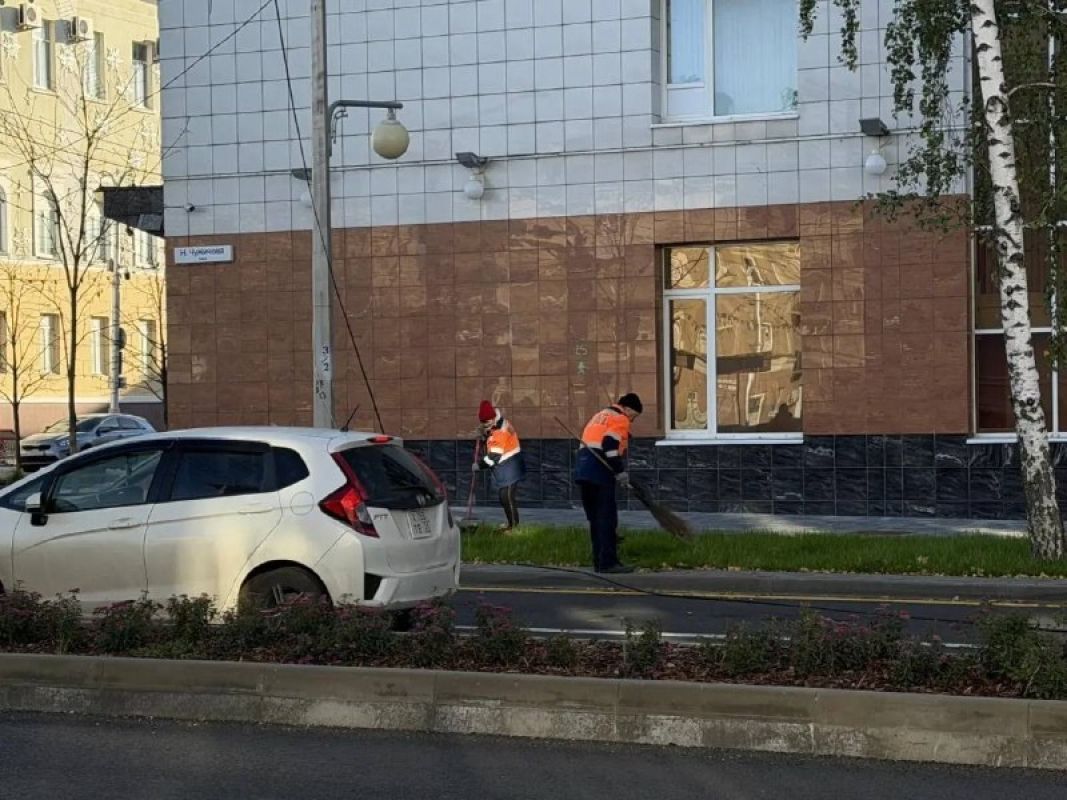 В Белгороде коммунальщики с утра ликвидируют последствия атак
