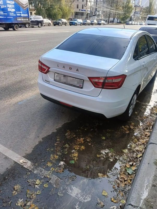 Припаркованные авто помешали отремонтировать коллектор в Воронеже