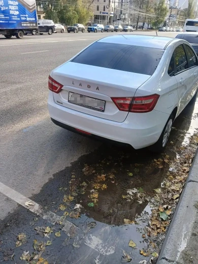 Припаркованные авто помешали отремонтировать коллектор в Воронеже