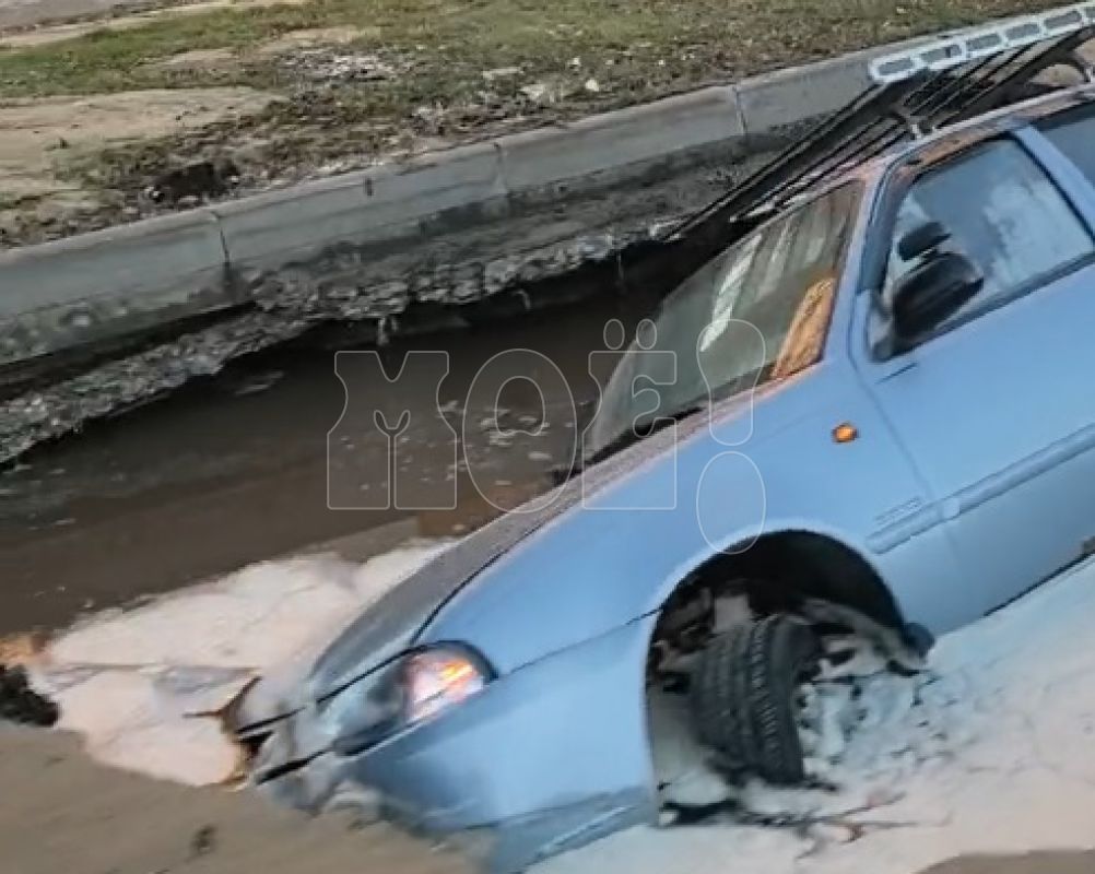 Полная яма воды. Появилось видео с&nbsp;Ленинградской, где машина ушла под&nbsp;землю
