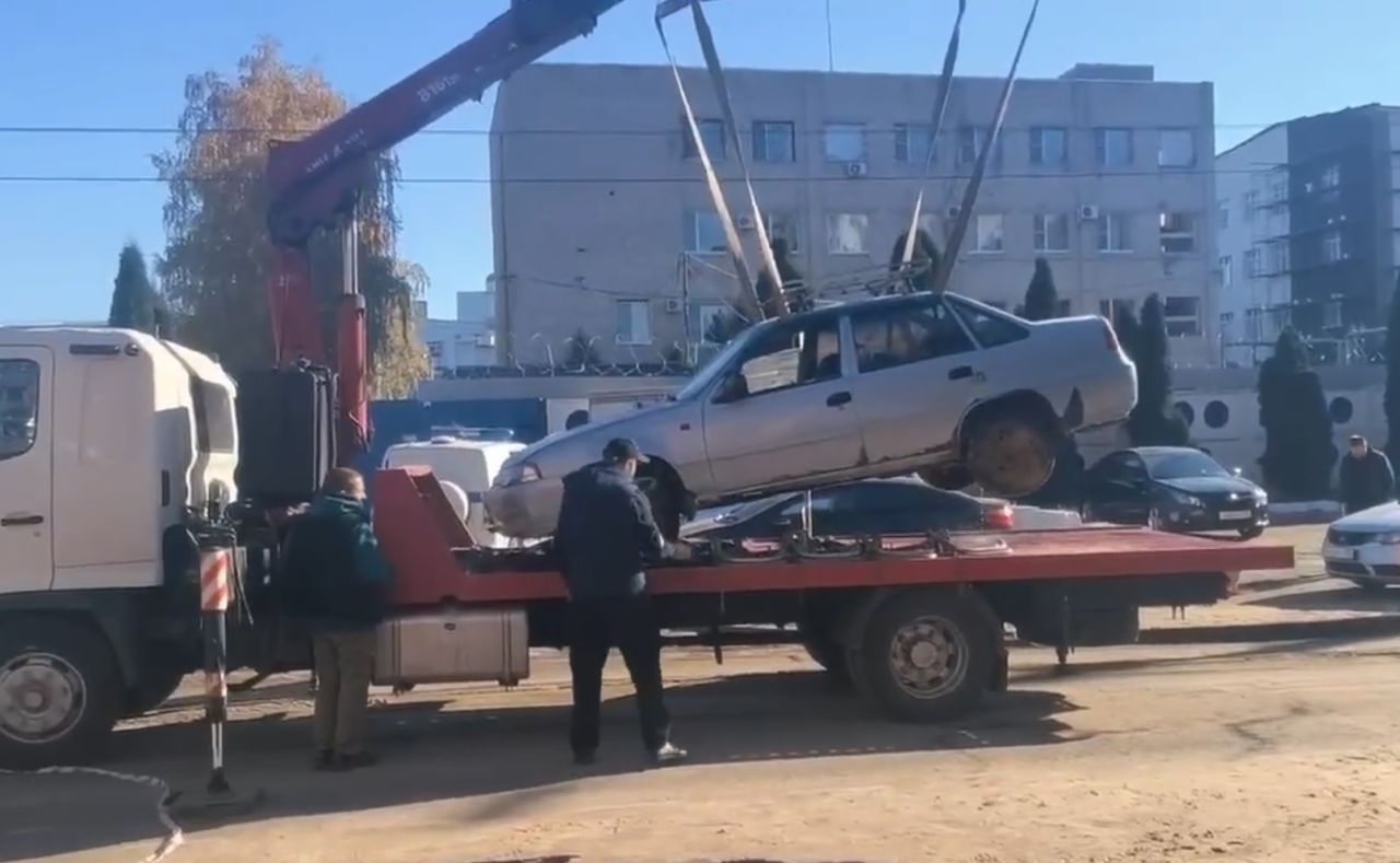 Провалившийся под&nbsp;землю автомобиль достали из&nbsp;ямы (ВИДЕО)