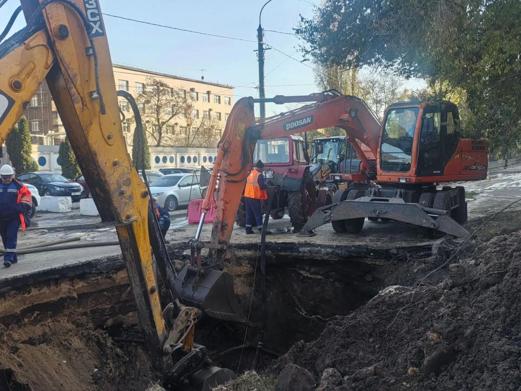 Часть оживлённой улицы в&nbsp;Воронеже перекрыли из-за провала на&nbsp;дороге