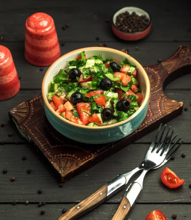 В Роскачестве рассказали о рисках при употреблении летних салатов