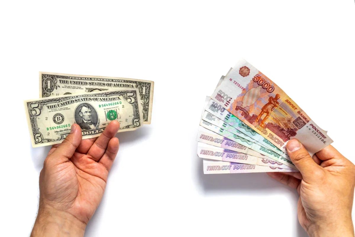 Число россиян с зарплатой более 1 млн выросло почти вдвое