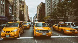 Такси едут по улицам